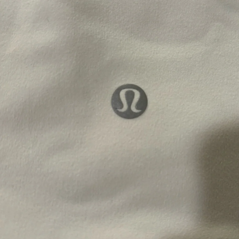Lululemon white 6” inseam biker shorts -
SIZE 4 - Picture 3 of 5
